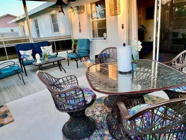 Outdoor dining - Charming Spacious Home with a Game Room Close to Beaches and IMG Academy. (Bradenton)