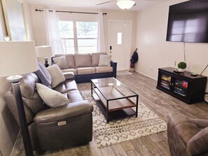 Smart TV, table football, books - Charming Spacious Home with a Game Room Close to Beaches and IMG Academy. (Bradenton)