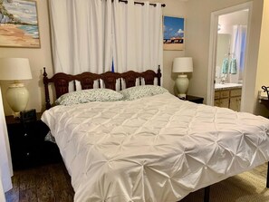 3 habitaciones, escritorio y tabla de planchar con plancha