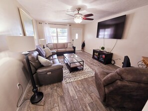 Smart TV, table football, books - Charming Spacious Home with a Game Room Close to Beaches and IMG Academy. (Bradenton)