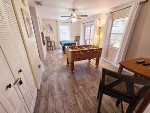 Games room - Charming Spacious Home with a Game Room Close to Beaches and IMG Academy. (Bradenton)