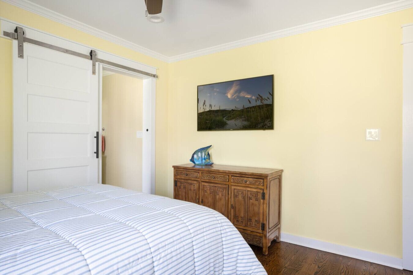 3 slaapkamers, een strijkplank/strijkijzer, reisbedje, gratis wifi