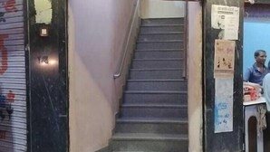 Una entrada de hotel con una escalera que lleva al interior.