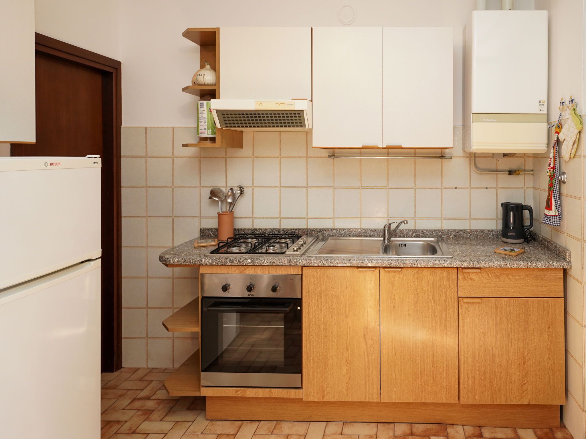 Kühlschrank, Mikrowelle, Ofen, Kochgeschirr/Geschirr/Besteck