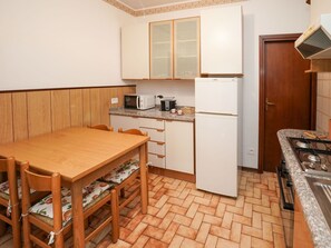 Fridge, microwave, oven, cookware/dishes/utensils