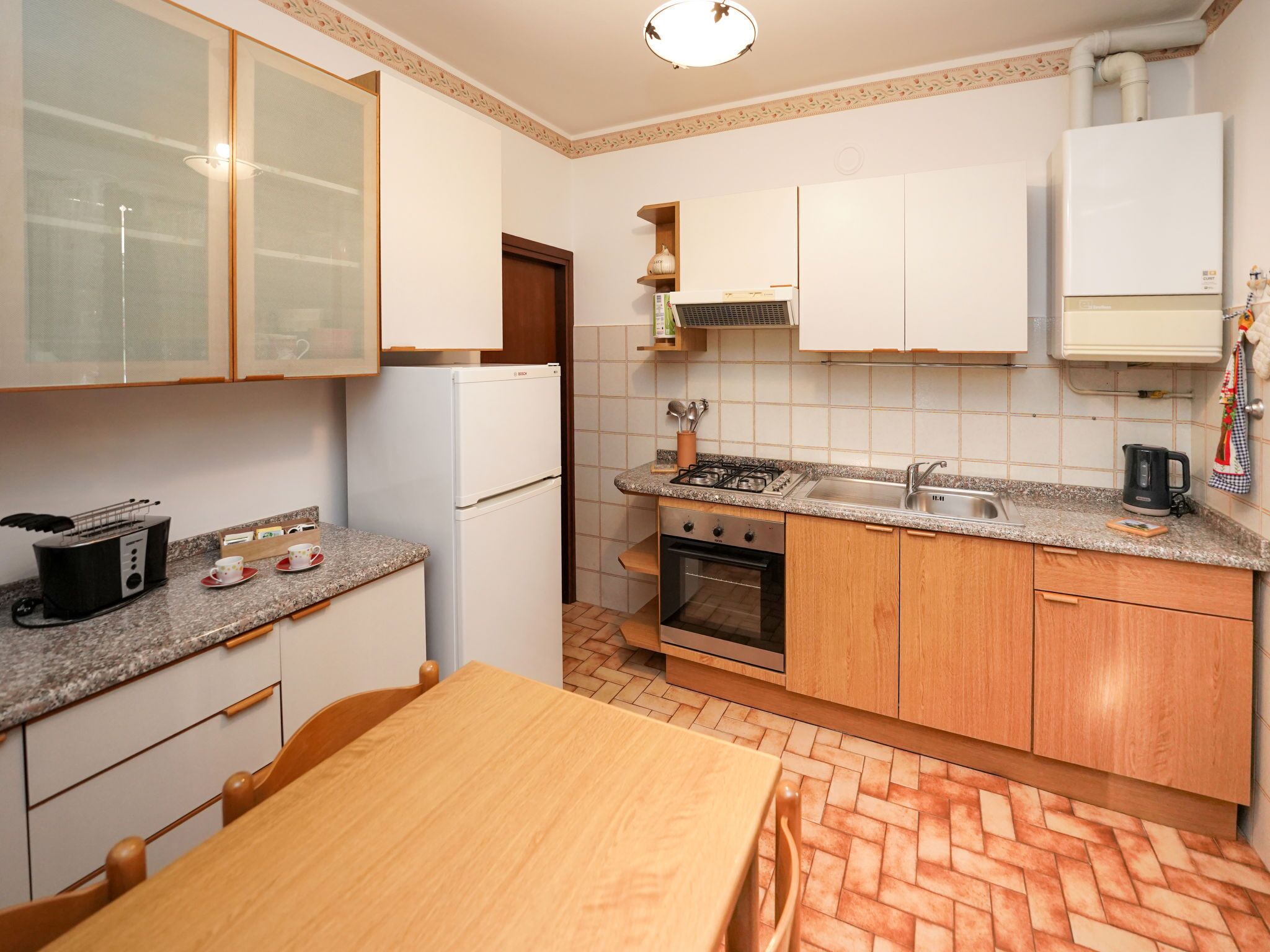 Kühlschrank, Mikrowelle, Ofen, Kochgeschirr/Geschirr/Besteck