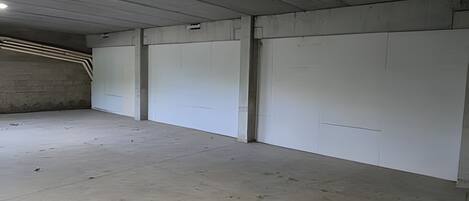 Une grande pièce vide aux murs en béton et au plafond plat.
