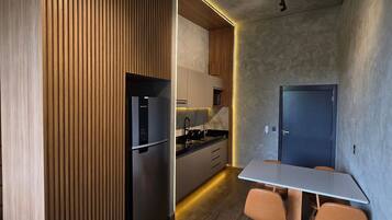 Apartamento design | Cozinha privada | Geladeira, micro-ondas, cooktop, talheres/pratos/utensílios de cozinha