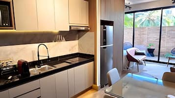 Apartamento | Cocina privada | Frigorífico, microondas, placa de cocina y utensilios de cocina