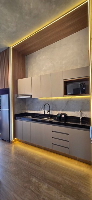 Design appartement | Privékeuken | Een koelkast, een microgolfoven, een kookplaat