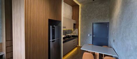 Apartamento design | Cozinha privada | Geladeira, micro-ondas, cooktop, talheres/pratos/utensílios de cozinha