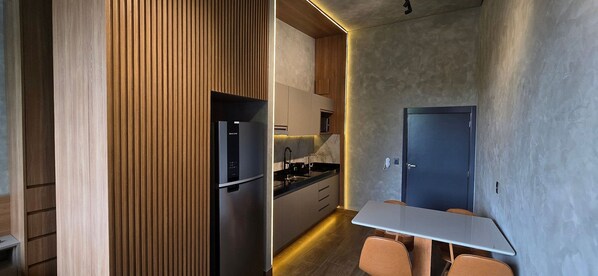 Design appartement | Privékeuken | Een koelkast, een microgolfoven, een kookplaat