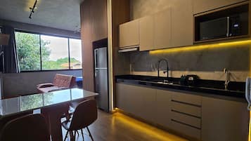 Design appartement | Privékeuken | Een koelkast, een microgolfoven, een kookplaat