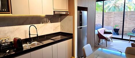 Basic Apartment | Private kitchen | Fridge, microwave, stovetop, cookware/dishes/utensils