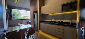 時尚公寓 | 私人廚房 | 雪櫃、微波爐、爐具、廚房用具/餐具/器皿