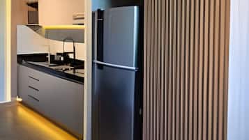 Køleskab, mikrobølgeovn, kogeplade, køkkentøj/tallerkener/redskaber