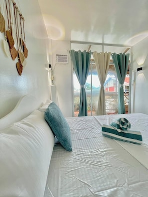 Laptop workspace, free WiFi - MARCO SUITES SIARGAO (General Luna)