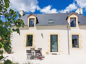 Outdoor dining - La Trélennoise by Interhome (Plonéour-Lanvern)