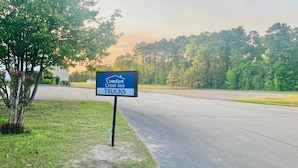 Un panneau indiquant que l’hôtel Comfort Crest Inn offre des places de stationnement pour les camions.