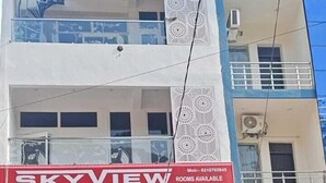 Ένα ξενοδοχείο με το όνομα Skyview, το οποίο διαθέτει μια πινακίδα που υποδεικνύει τα δωμάτια που είναι διαθέσιμα με ή χωρίς κλιματισμό.
