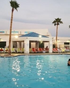 Pool - Cozy hotel suite in brilliant Las Vegas with spectacular views and luxury living (Las Vegas)