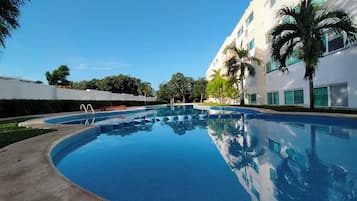 3 outdoor pools, open 7:00 AM to 9:00 PM, pool loungers