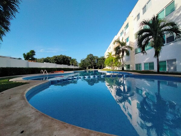 3 Außenpools, geöffnet von 07:00 Uhr bis 21:00 Uhr, Liegestühle