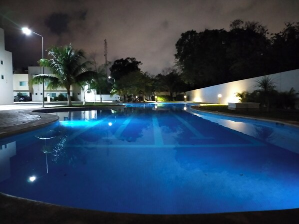 3 outdoor pools, open 7:00 AM to 9:00 PM, sun loungers