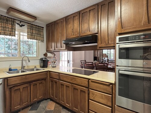 Last Minute Discount! Peaceful Home in NE Heights Views, Trails in the Foothills