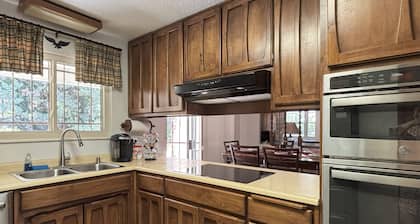 Last Minute Discount! Peaceful Home in NE Heights Views, Trails in the Foothills