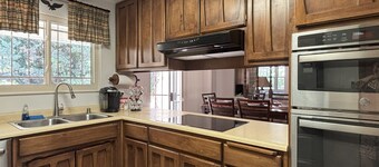 Last Minute Discount! Peaceful Home in NE Heights Views, Trails in the Foothills