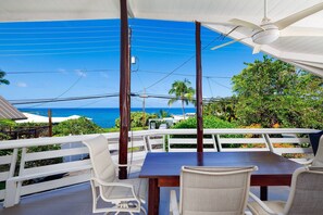 Outdoor dining - Butterfly House:  Beautiful Ali'i Drive Home with Ocean Views! (Kailua-Kona)