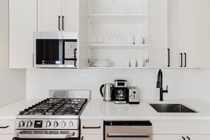 Geladeira, micro-ondas, fogão, cooktop