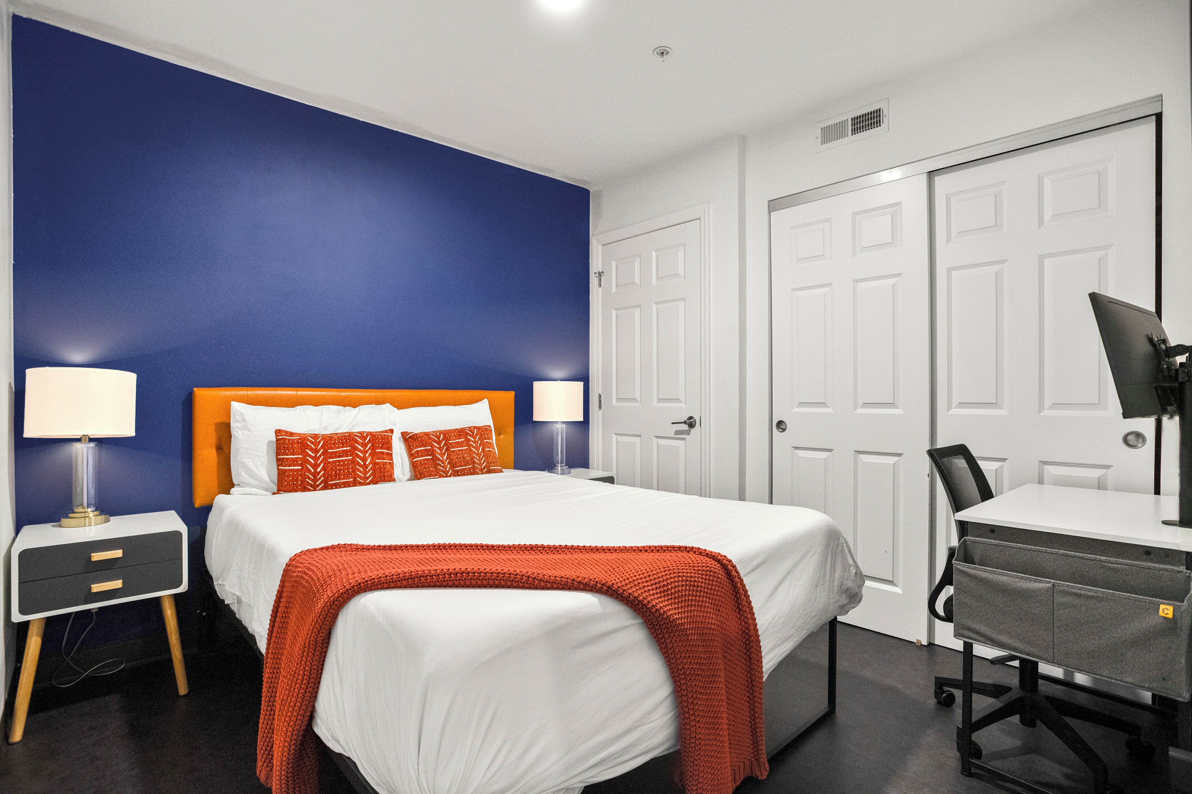 1 sovrum, skrivbord, arbetsyta för laptop och strykjärn/strykbräda