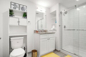 Deluxe Apartment, 1 Bedroom, Non Smoking | Bathroom | Hair dryer, towels, soap, shampoo - CozySuites - William (Pittsburgh)