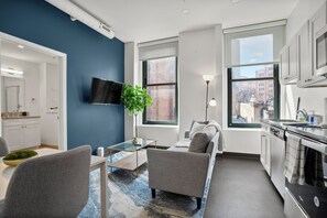 Deluxe appartement, 1 queensize bed, niet-roken | Woonruimte | Een 43-inch smart-tv met digitale zenders, Netflix en Hulu