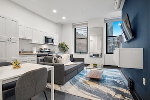 Deluxe appartement, 1 slaapkamer, niet-roken | Woonruimte | Een 43-inch smart-tv met digitale zenders, Netflix en Hulu