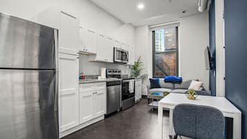 Appartement Deluxe, 1 grand lit, non-fumeurs | Cuisine privée | Réfrigérateur, micro-ondes, plaque de cuisson, lave-vaisselle