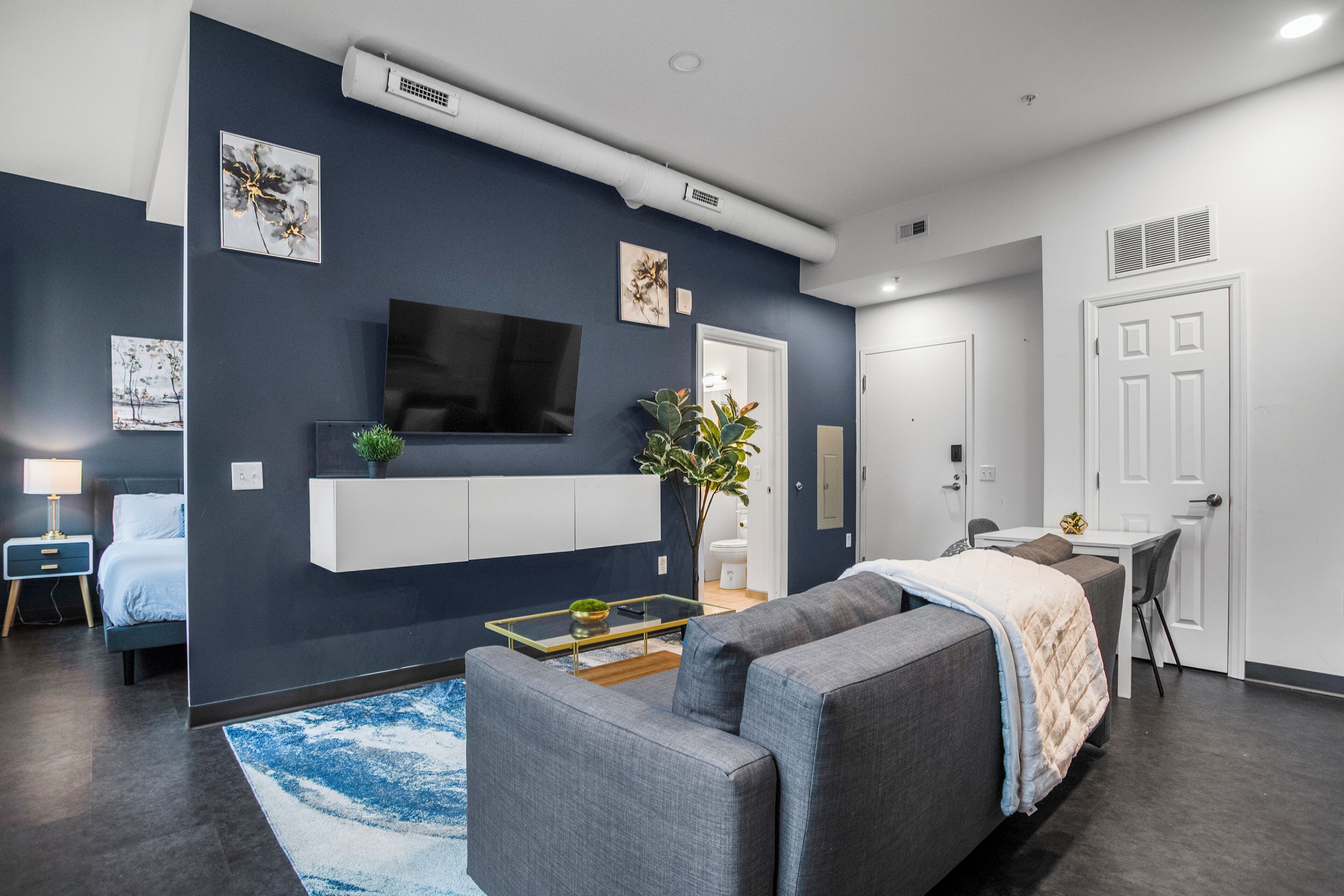 Deluxe appartement, 1 slaapkamer, niet-roken | Woonruimte | Een 43-inch smart-tv met digitale zenders, Netflix en Hulu