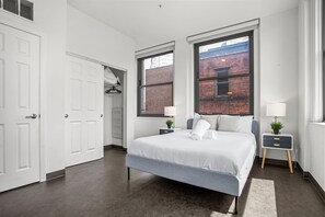 Deluxe appartement, 1 queensize bed, niet-roken | 1 slaapkamer, een bureau, een laptopwerkplek