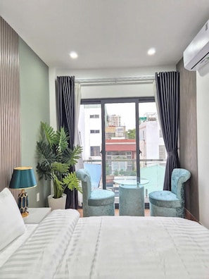 Habitación doble Deluxe, balcón | Escritorio, cortinas blackout, insonorización y wifi gratis 