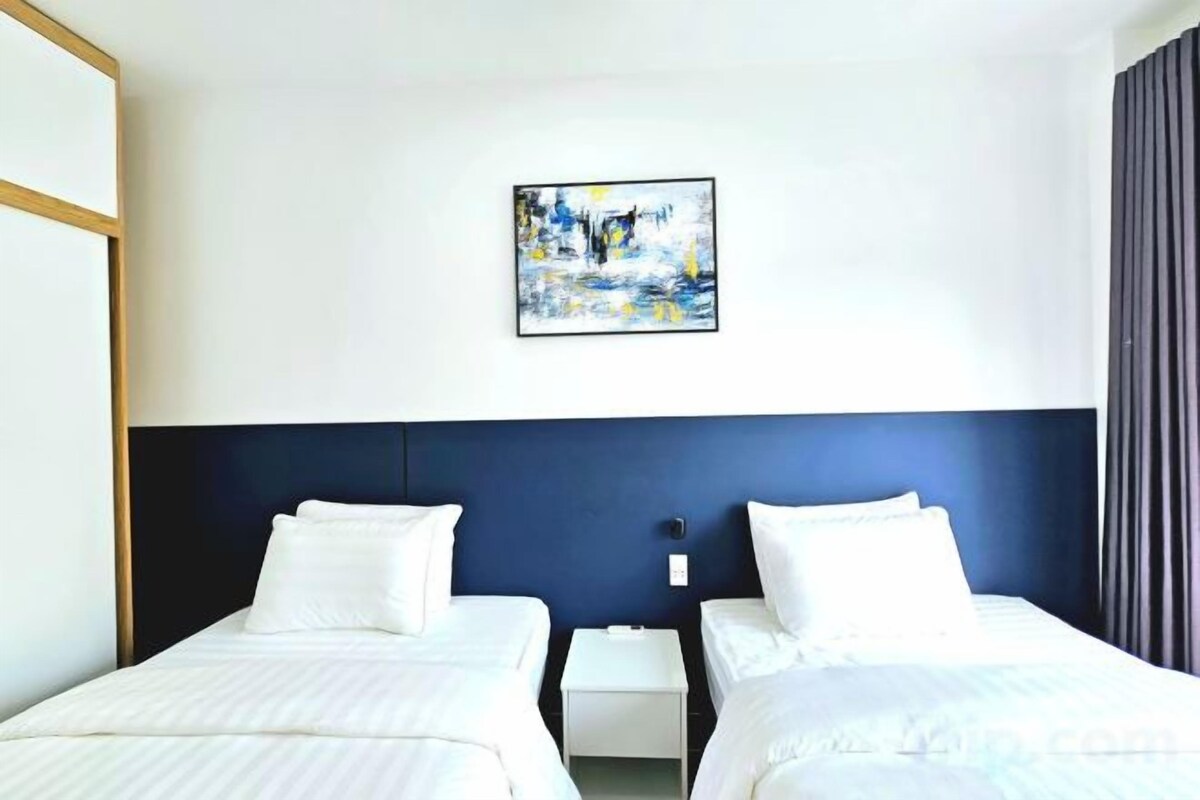 Desk, blackout drapes, soundproofing, WiFi (free)