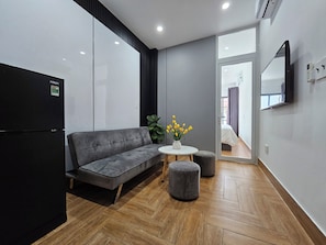 Skrivebord, blendingsgardiner, lydisolert og wi-fi (inkludert)