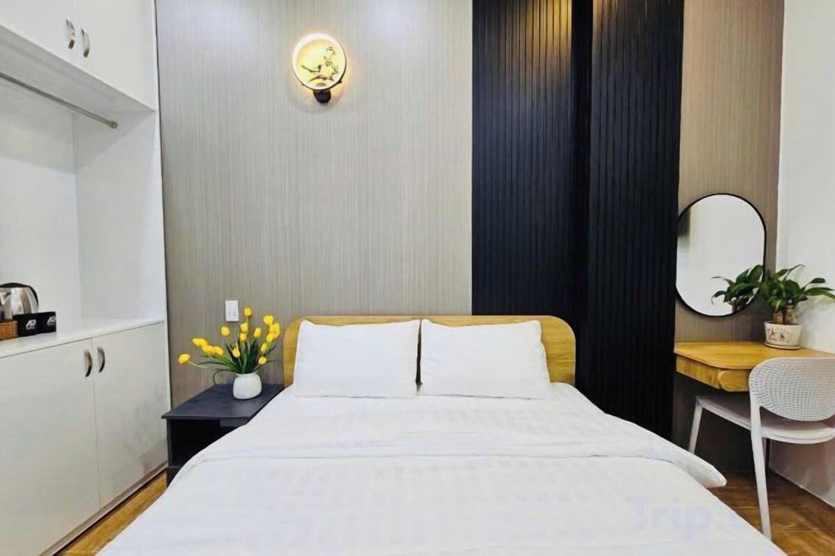 Desk, blackout drapes, soundproofing, WiFi (free)