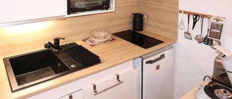 Réfrigérateur, micro-ondes, four