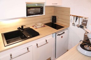 Kjøleskap, mikrobølgeovn, ovn og kjøkkenutstyr