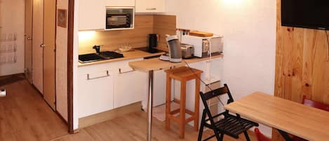 Fridge, microwave, oven, cookware/dishes/utensils