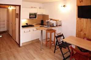 Kylskåp, mikrovågsugn, ugn och grytor/köksredskap