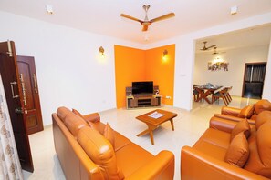 Appartement luxueux, balcon, vue sur la montagne | Aire de séjour