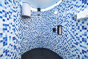 Studio Deluxe, balcon, vue sur la montagne | Salle de bain | Serviettes fournies, savon, shampooing, papier de toilette